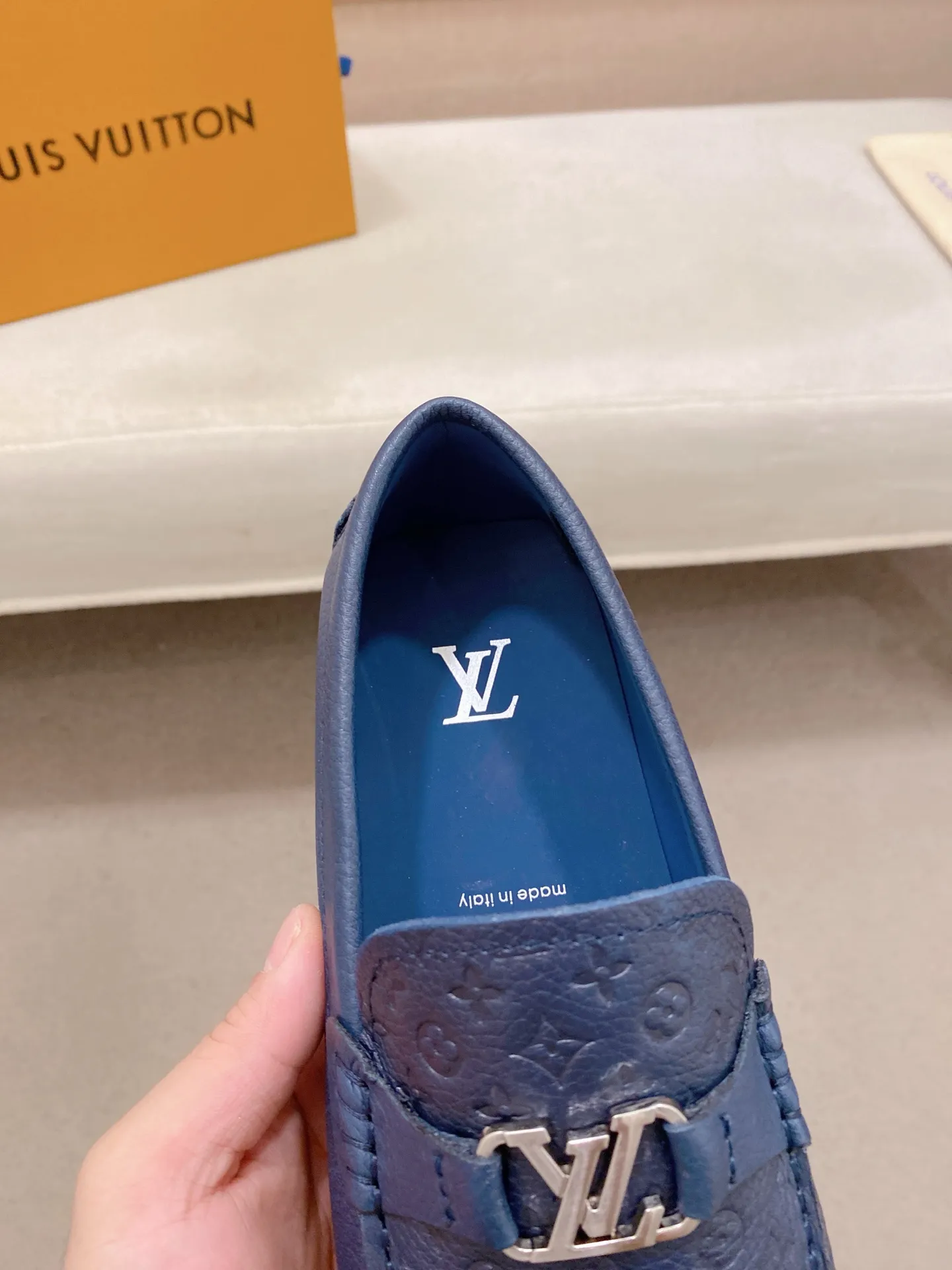Factory price: 500💰High-end quality! LV 🆕🆕Exclusive hot-selling products in stock🔥🔥New products on the shelves, high-quality Ferragamo men's pea shoes, high-end casual driving shoes, with complete packaging! 💪 💪 Material: imported pebbled first-layer cowhide 🐂 + imported high-quality buffalo leather lining + wear-resistant outsole 👍🏻👍🏻 Features: high-end and comfortable, purely handmade 🚀 🚀 Create the perfect shoe that suits you best 🔥 🔥 Size: (38-44) 45 standard size can be customized!